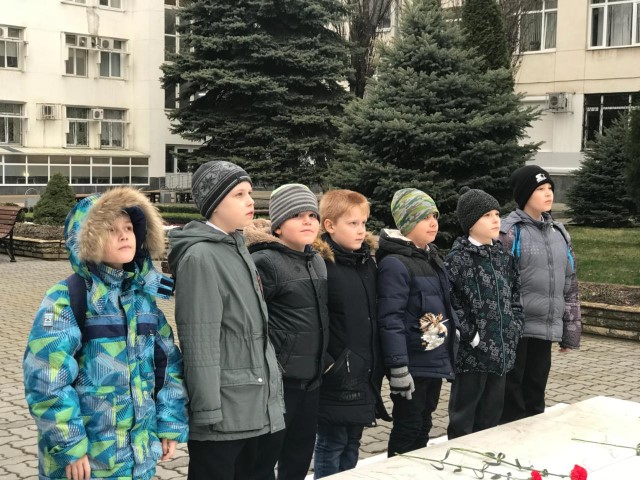 Акция "Цветы у обелиска": отделение народных инструментов